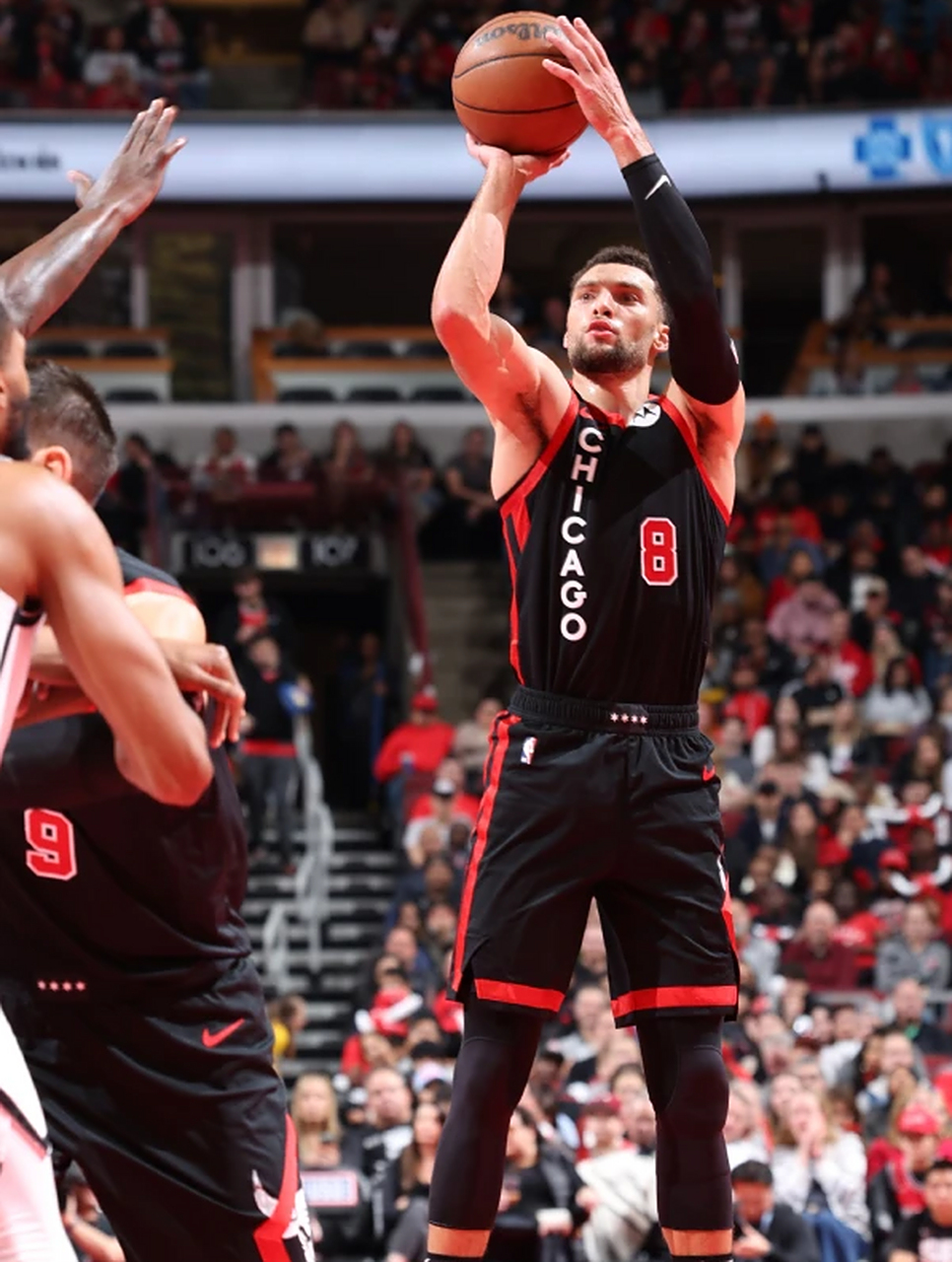 关于篮网横扫湖人B队，拉文关键制胜的信息