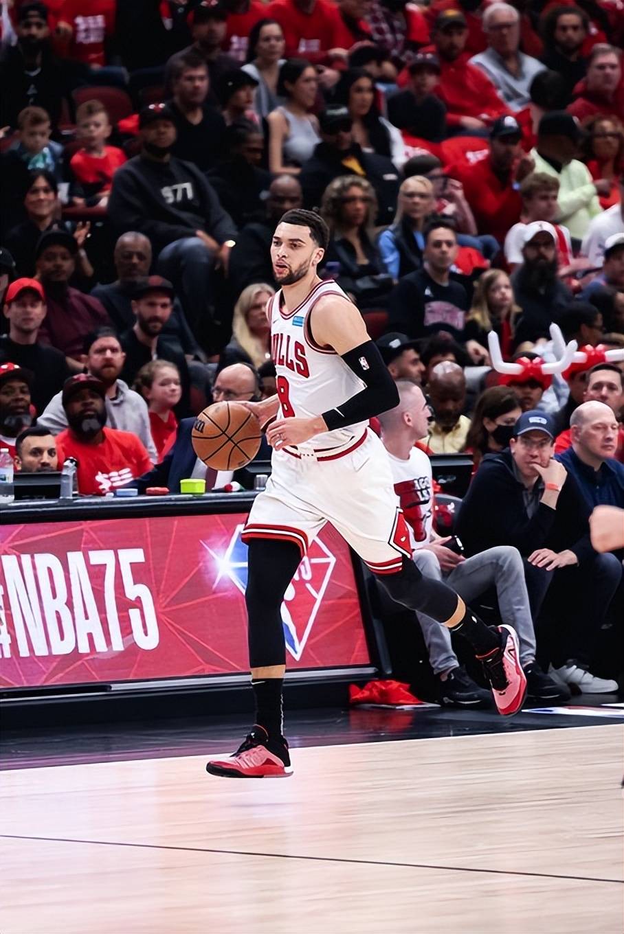 雄鹿血洗法国男篮,卡鲁索三分雨点燃全场 雄鹿血洗法国男篮,卡鲁索三分雨点燃全场