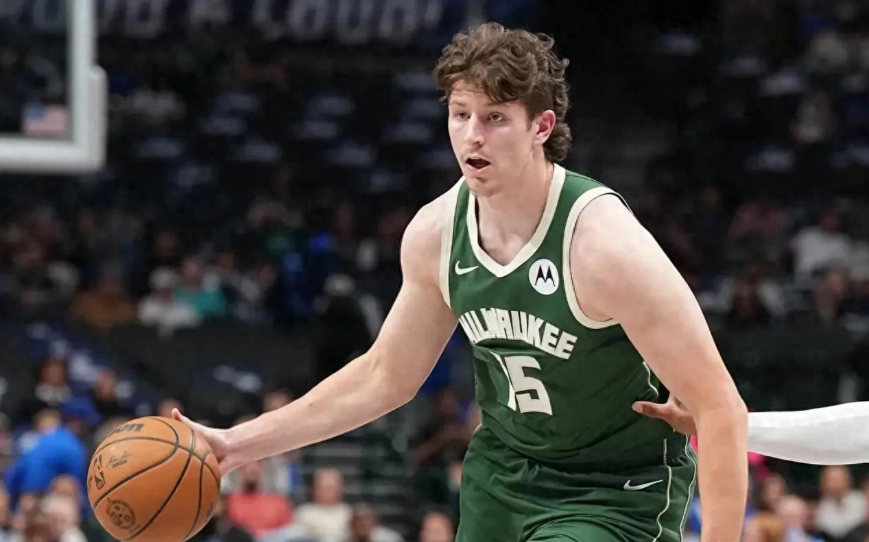 雄鹿血洗法国男篮,卡鲁索三分雨点燃全场 雄鹿血洗法国男篮,卡鲁索三分雨点燃全场