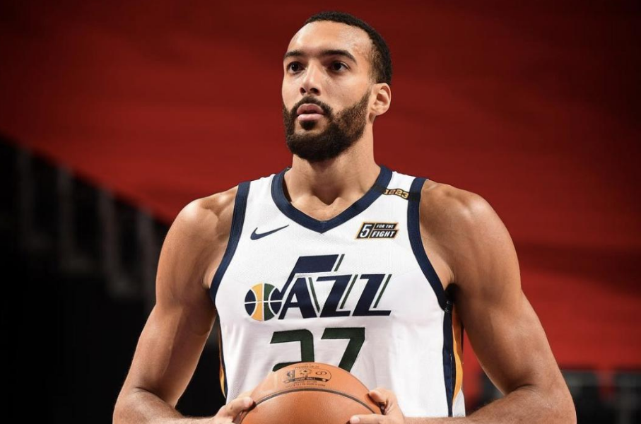 尼克斯横扫辽宁队,戈贝尔惊艳四座 尼克斯横扫辽宁队,戈贝尔惊艳四座