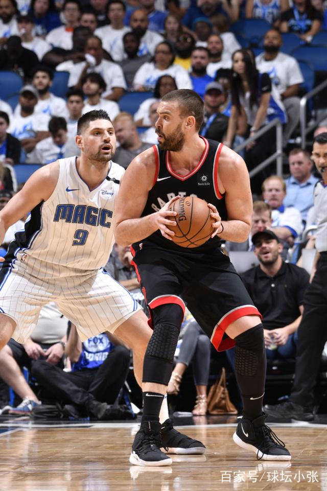 疯狂猛龙横扫魔术，队员合力拼搏势不可挡取得胜利