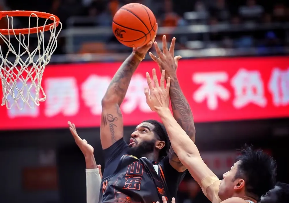 青岛队险胜76人，布克关键制胜